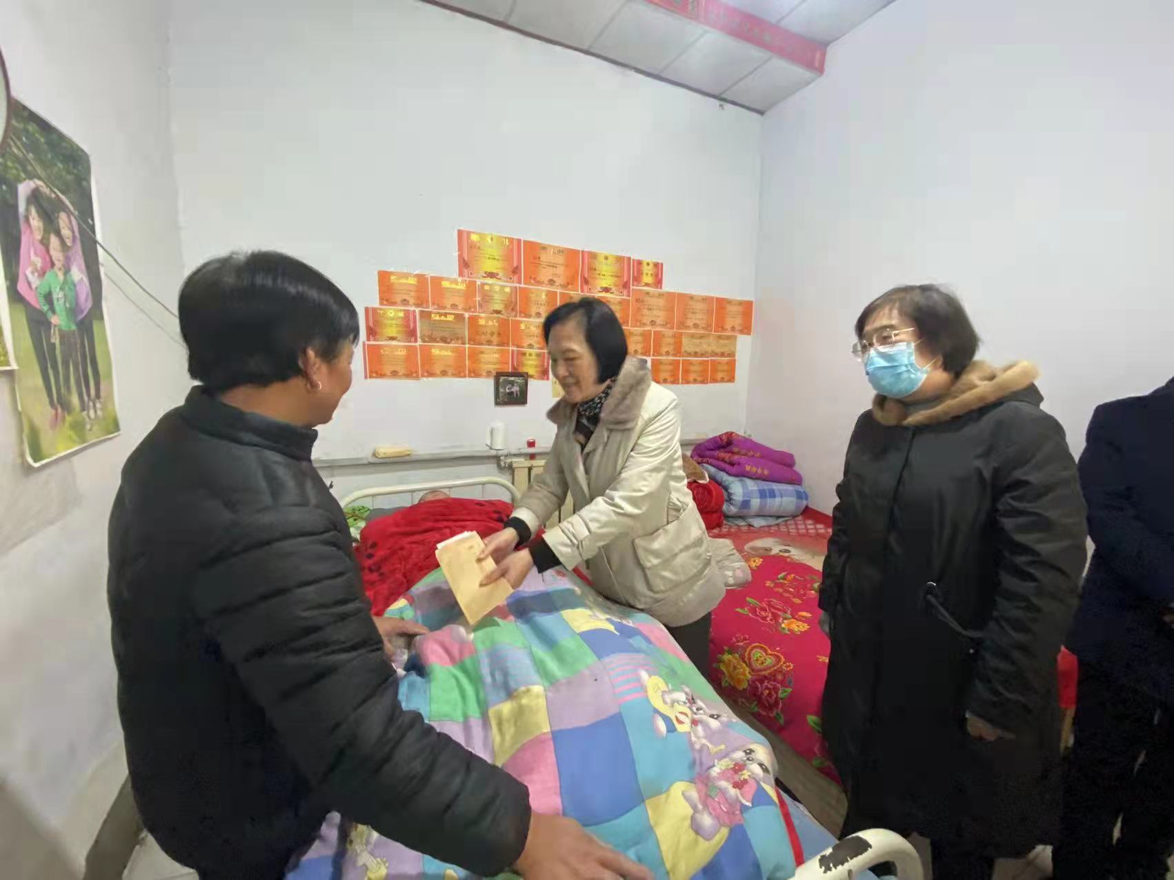 图为入户走访慰问残疾人